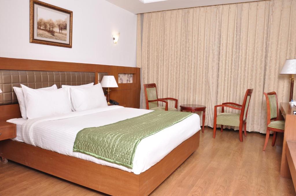 Lilywhite Hotel New Delhi Bagian luar foto